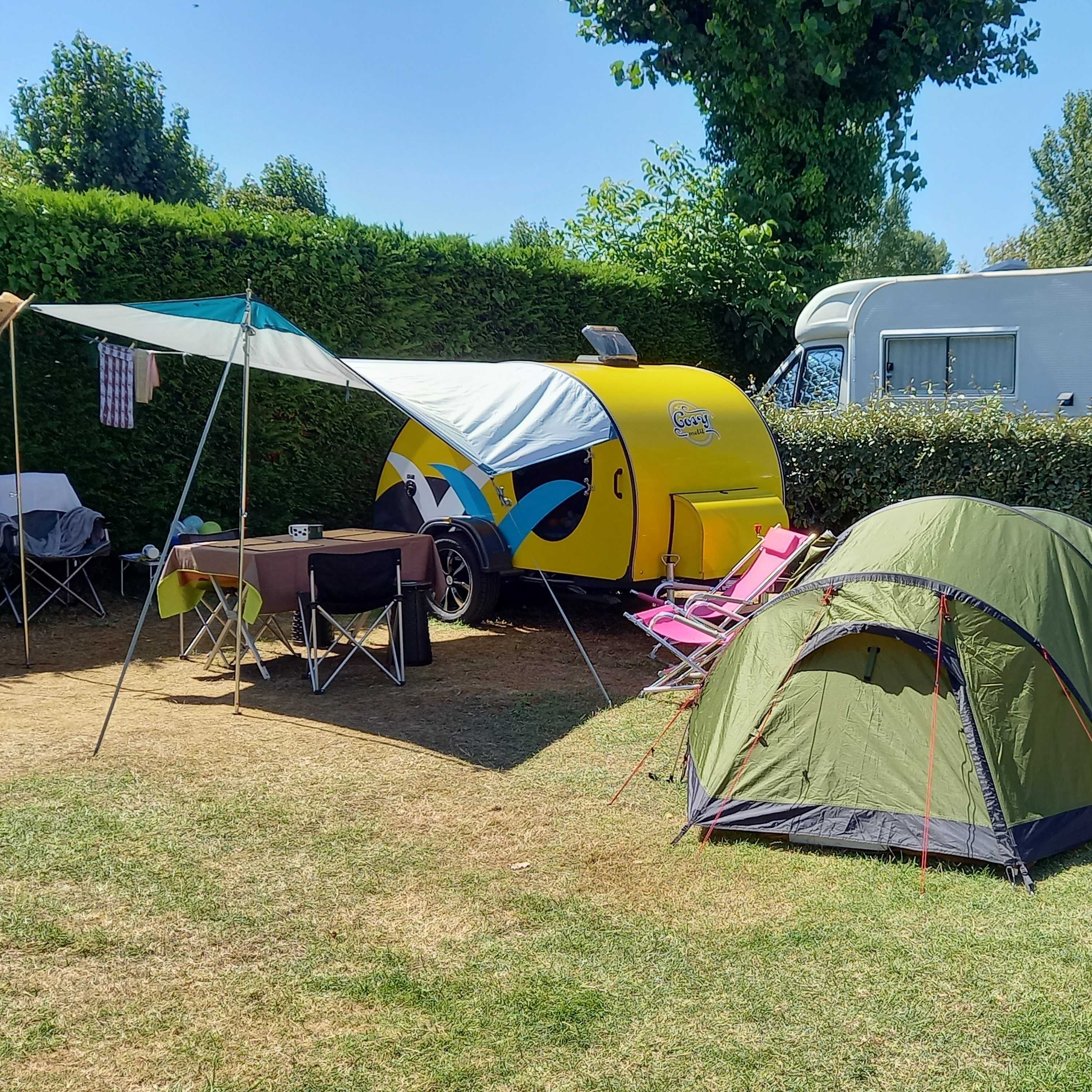 Emplacement tente ou caravane pliante + de 7m50  (eau, electricité, 1 véhicule ) 1/2 Pers.