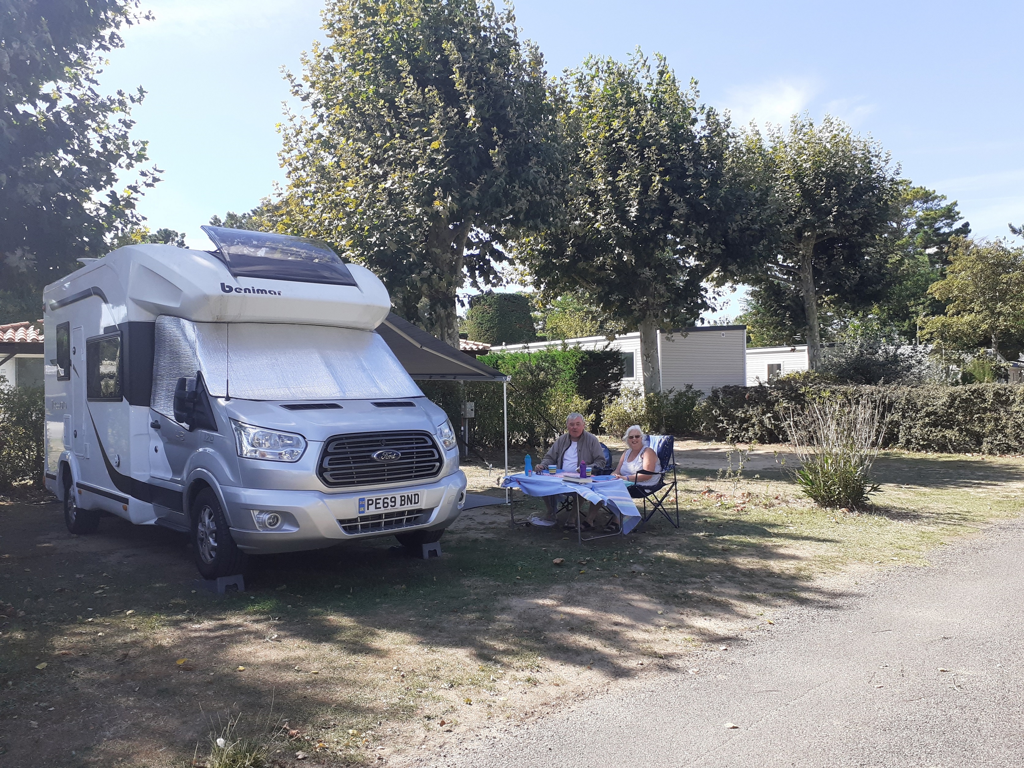 Emplacement camping car  – de 7m50 (1 vehicule, eau, electricité , évacuation eaux usées inclus) 1/2 Pers.