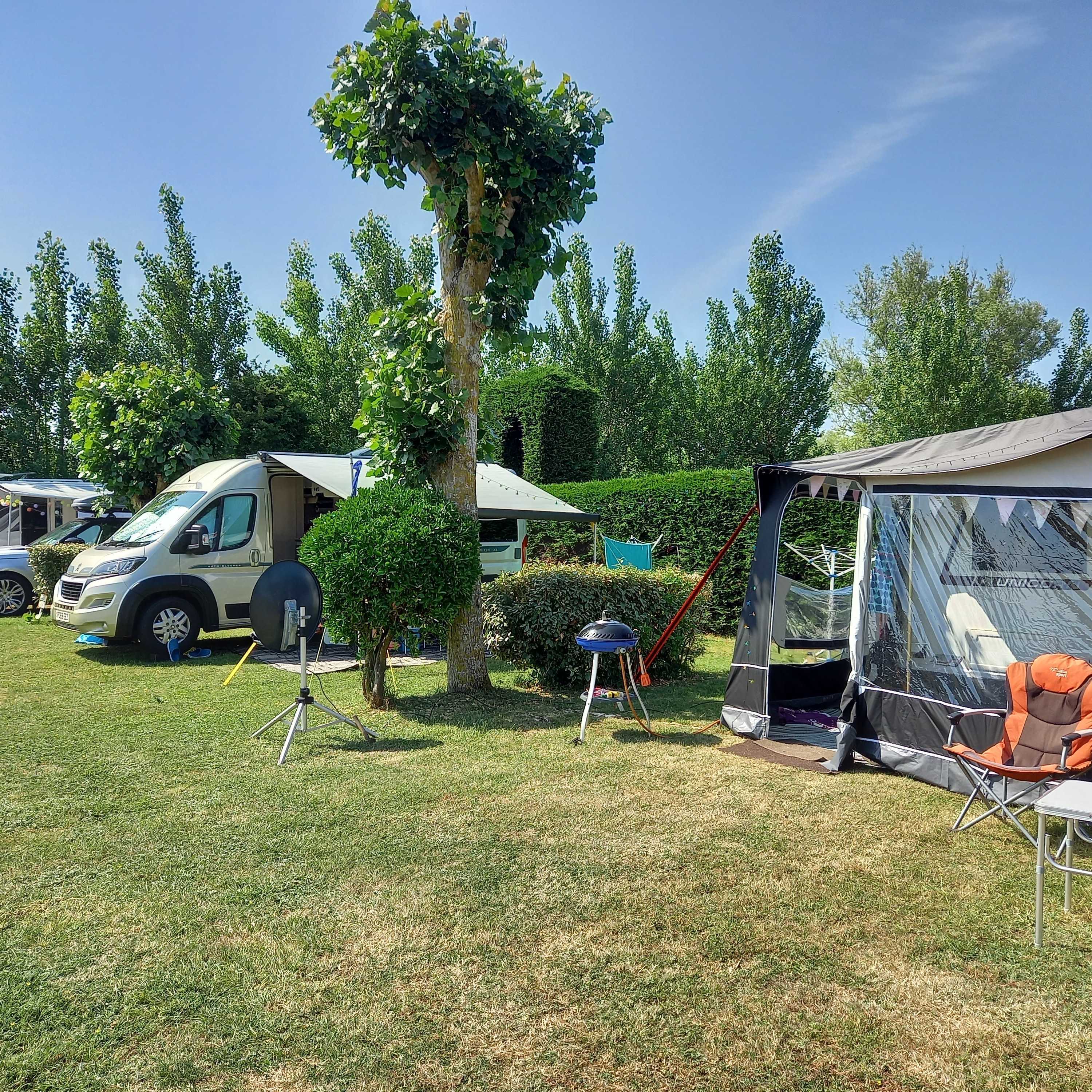 Emplacement camping car  – de 7m50 (1 vehicule, eau, electricité , évacuation eaux usées inclus) 1/2 Pers.