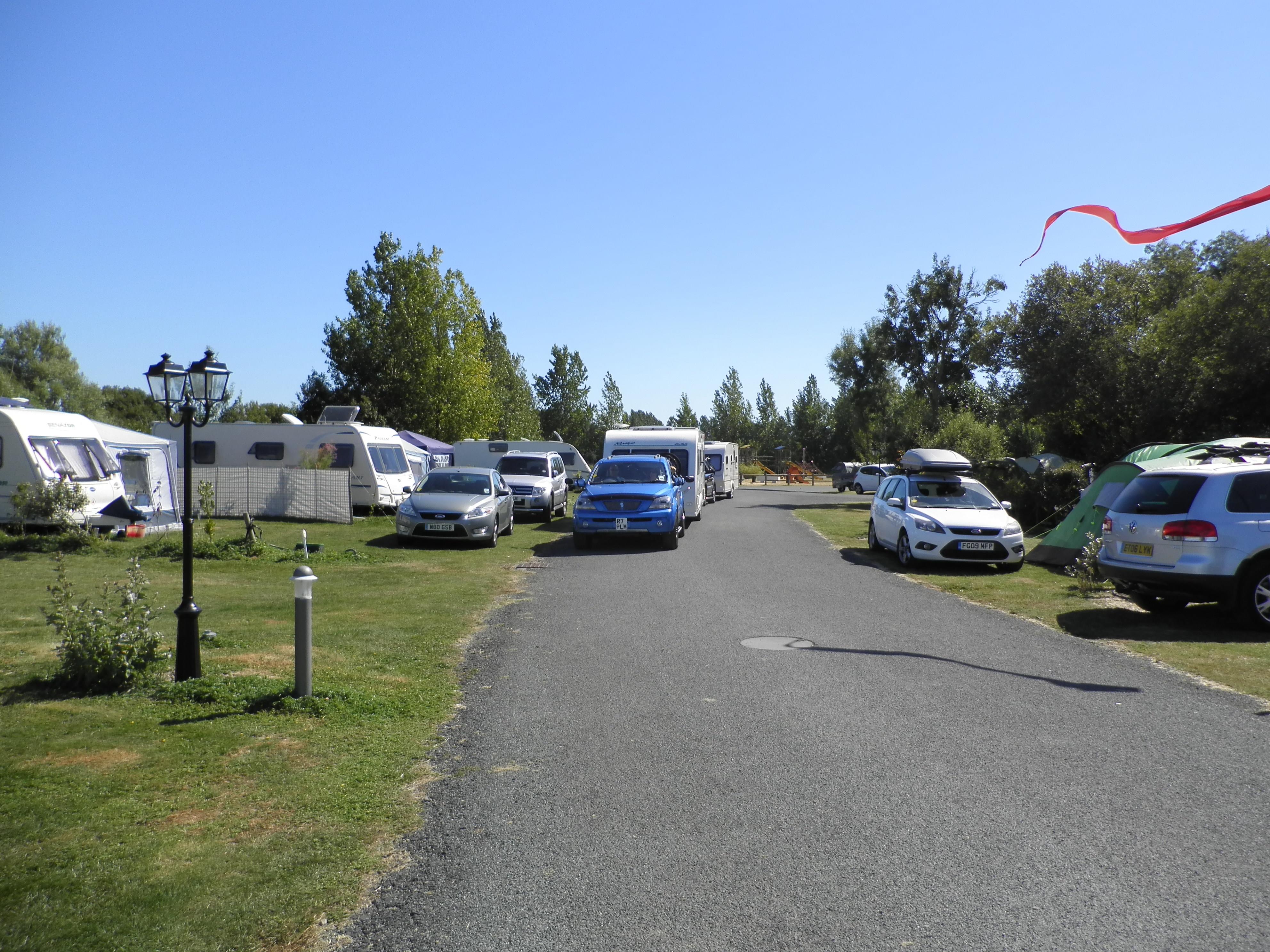 Emplacement caravane – de 7m50 (1 vehicule, eau, electricité , évacuation eaux usées) 1/2 Pers.