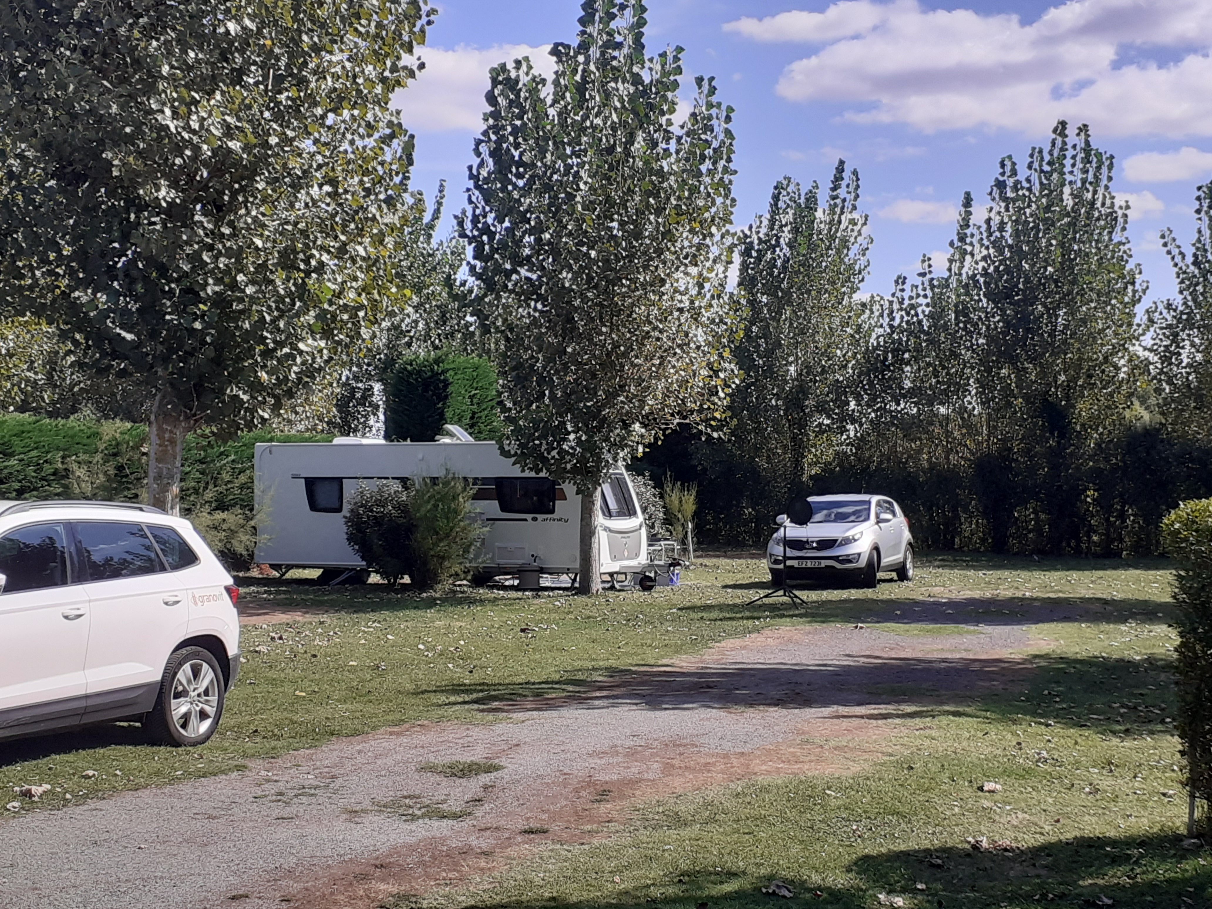 Emplacement caravane – de 7m50 (1 vehicule, eau, electricité , évacuation eaux usées) 1/2 Pers.