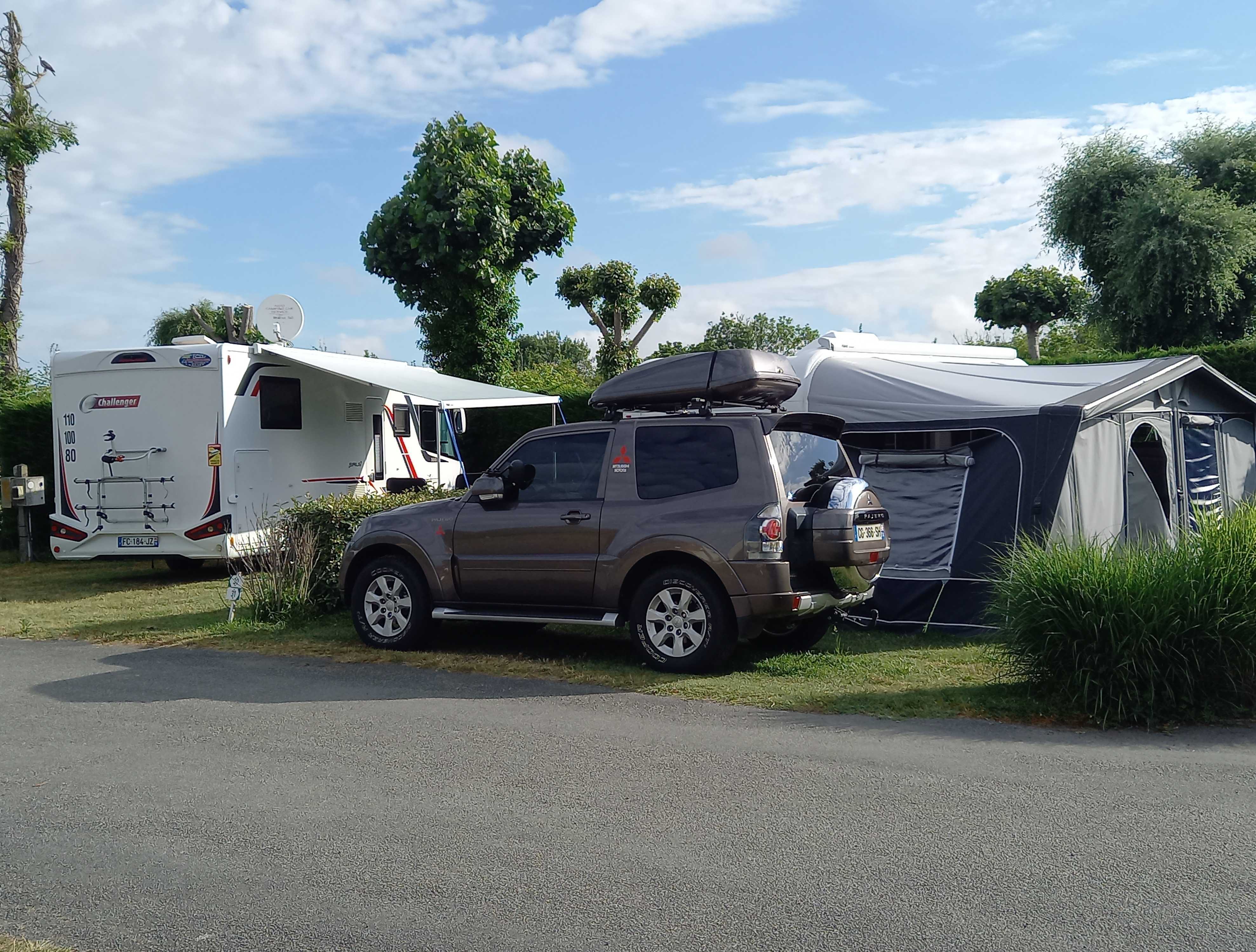 Emplacement caravane – de 7m50 (1 vehicule, eau, electricité , évacuation eaux usées) 1/2 Pers.