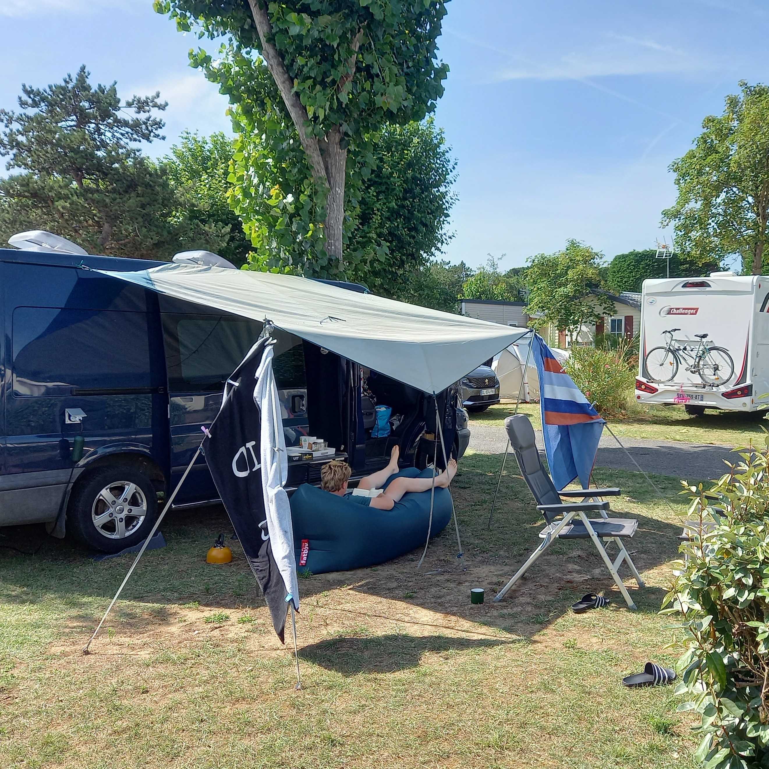 Emplacement camping car  – de 7m50 (1 vehicule, eau, electricité , évacuation eaux usées inclus) 1/2 Pers.