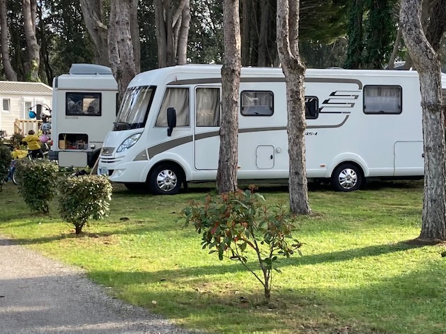 Emplacement + 1 voiture + tente, caravane ou camping-car + électricité 2/6 Pers.