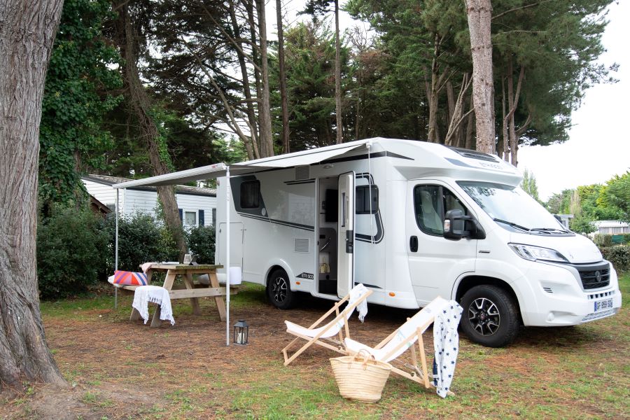 Emplacement + 1 voiture + tente, caravane ou camping-car + électricité 2/6 Pers.